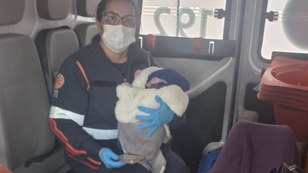 M&atilde;e d&aacute; &agrave; luz em casa com ajuda de amiga em Nova Andradina