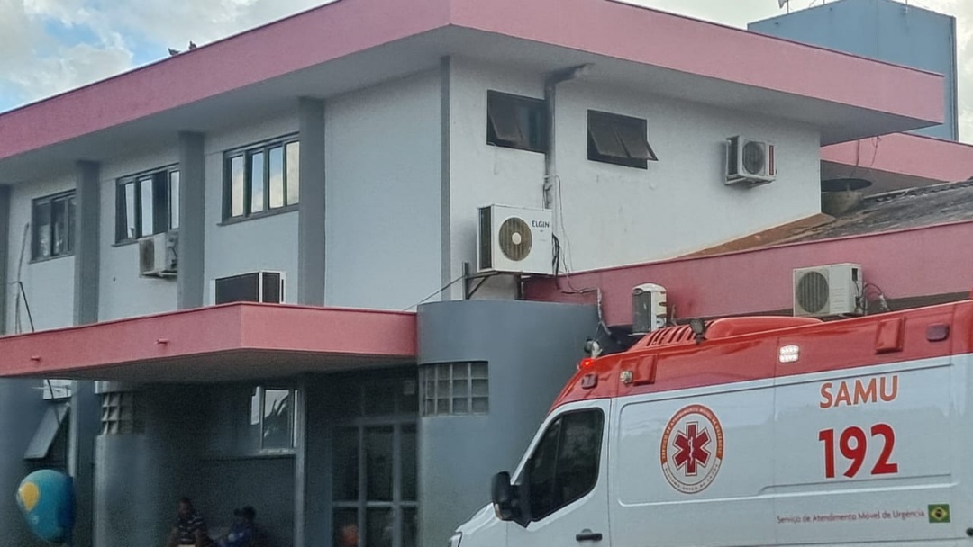 Jovem de 18 anos fica em estado grave ap&oacute;s acidente entre moto e carro no centro de Dourados