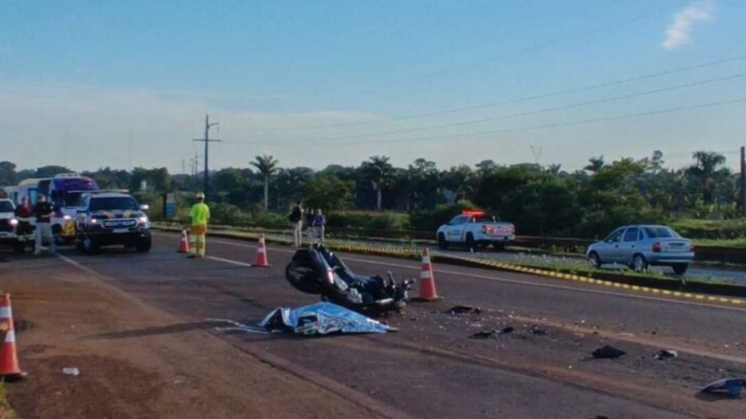 Motociclista de 20 anos morre ap&oacute;s bater na traseira de carreta na BR-163