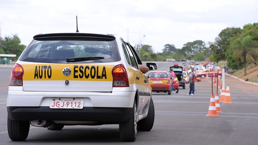 Contran acaba com obrigatoriedade de aulas em autoescolas para tirar CNH