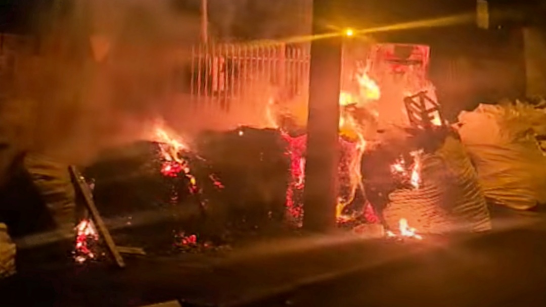 Enquanto Prefeitura prev&ecirc; abrir ecoponto at&eacute; quarta-feira, v&acirc;ndalos incendeiam bags deixados nas cal&ccedil;adas