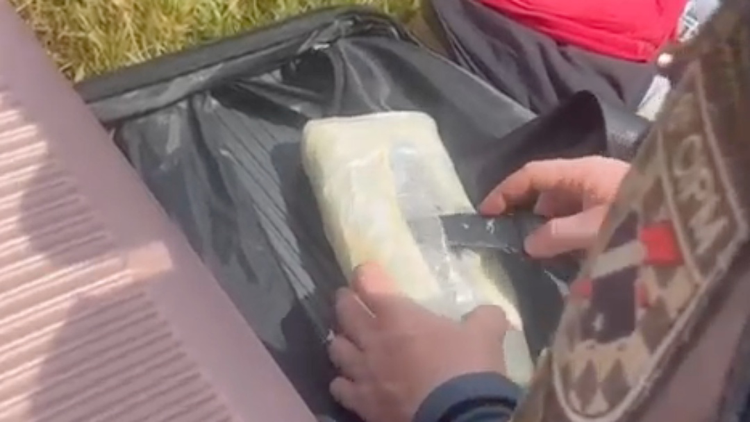 Jovem de 18 anos &eacute; presa com 7,8 kg de skank em van de passageiros na MS-162