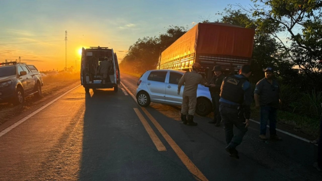 Colisão entre carro e carreta interdita MS-276 em Batayporã