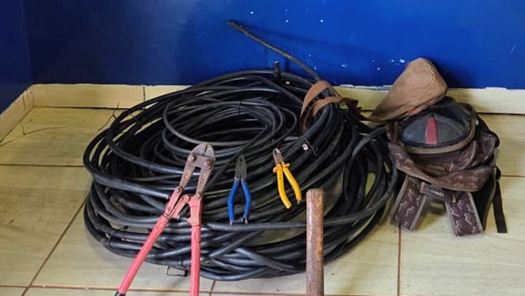 Homem é preso suspeito de furtar fios de cobre em torre de telefonia na Rua Santa Catarina