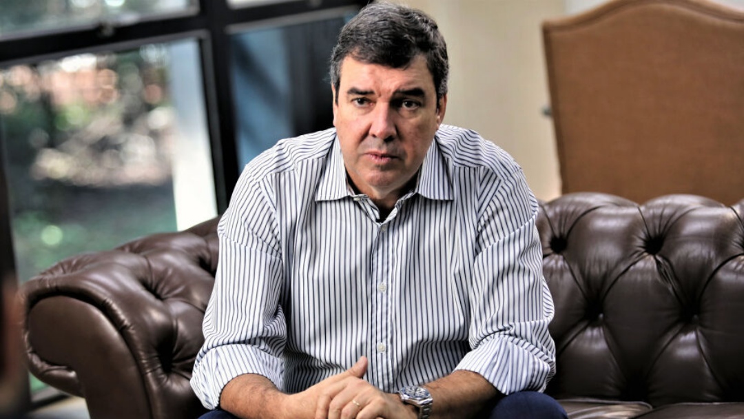 Pesquisa aponta vitória de Eduardo Riedel no primeiro turno em Mato Grosso do Sul