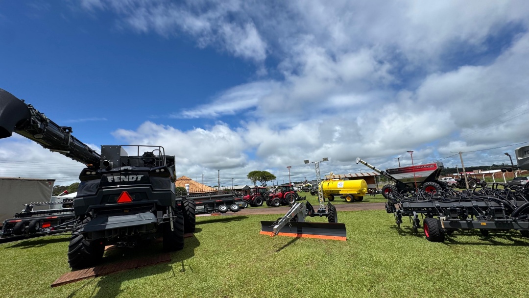 Chuva da trégua, sol volta a brilhar e expositores ultimam detalhes para Expo que começa hoje