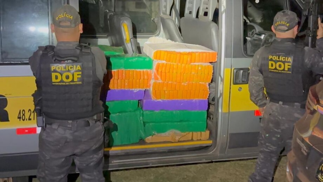 Van escolar é flagrada com 470 quilos de maconha