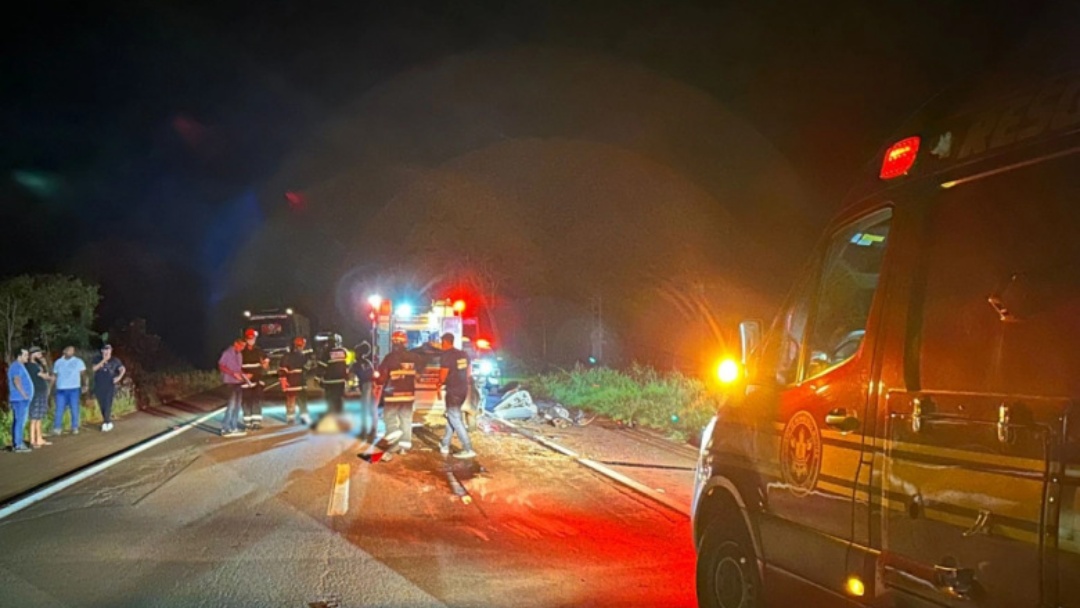 Homem morre preso às ferragens após batida em carreta