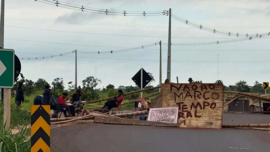 Contra o marco temporal, ind&iacute;genas mant&ecirc;m bloqueio na MS-162 em Dourados