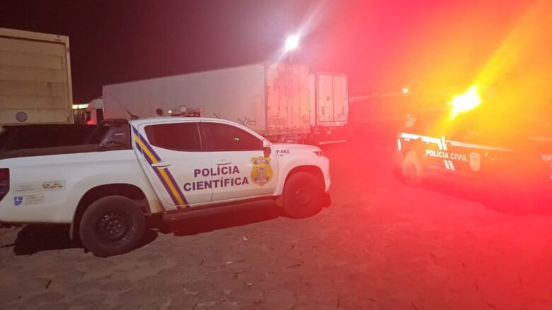 Homem é encontrado morto dentro de carreta em posto