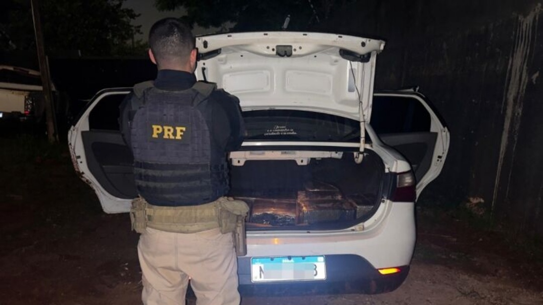 Homem com mandado de prisão é detido com drogas após perseguição e capotamento