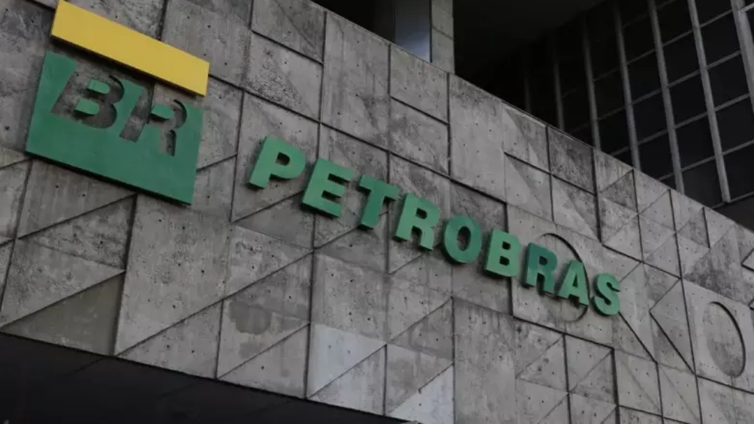 Funcionários da Petrobras entram em greve por tempo indeterminado