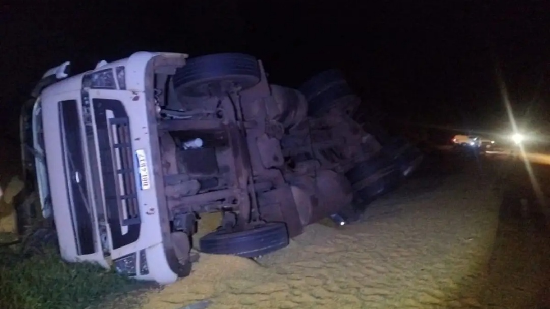 Carreta bitrem com carga de milho tomba ap&oacute;s pneu estourar na MS-480