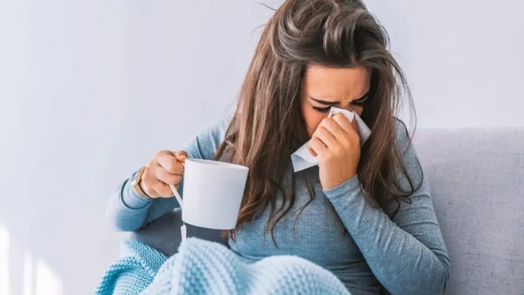 Nova variante acende alerta, mas não indica doença mais grave, dizem especialistas