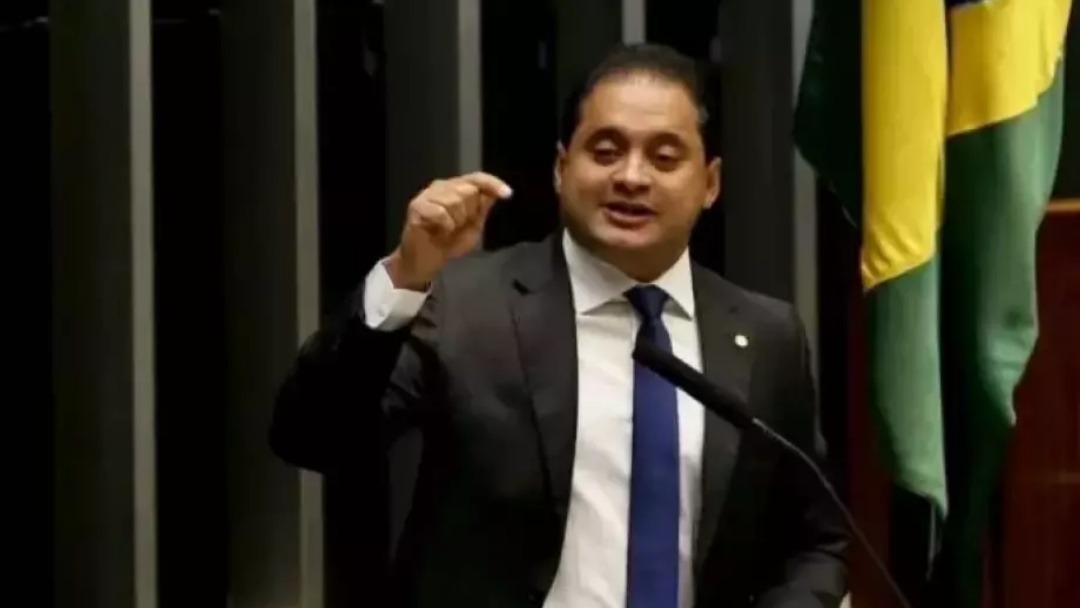 Senador é alvo da PF em operação contra roubalheira no INSS