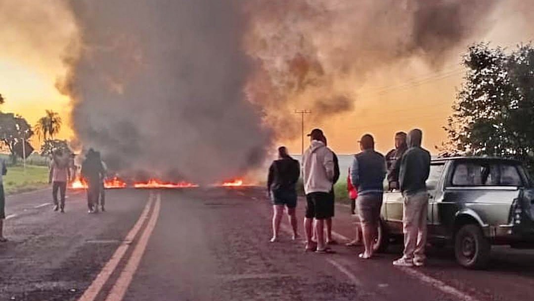 Comunidade bloqueia MS-162 e cobra recapeamento at&eacute; o distrito de Quebra-Coco