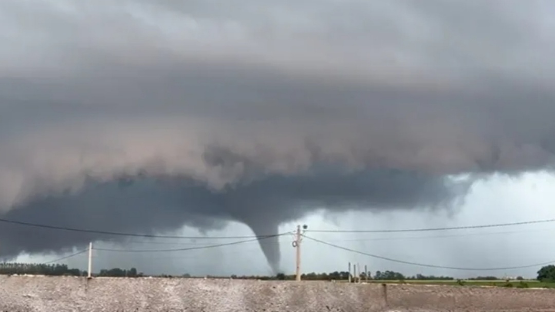 Forma&ccedil;&atilde;o de tornado devastou a cidade do Paraguai
