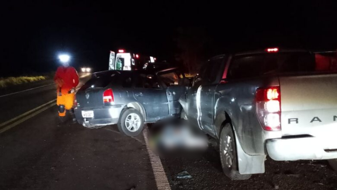 Casal de idosos morre em acidente entre caminhonete e Gol