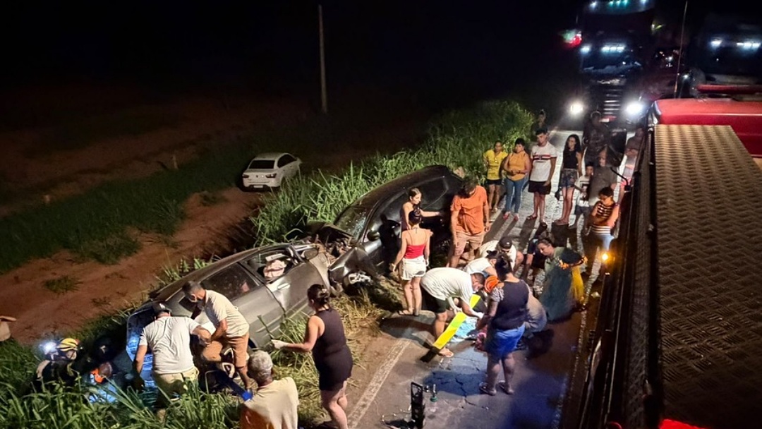 Uma colis&atilde;o entre dois carros que sa&iacute;ram da pista deixou sete pessoas feridas na MS-276