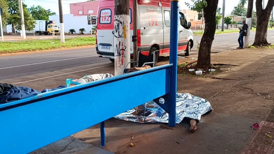 Homem &eacute; encontrado morto em ponto de &ocirc;nibus em Dourados