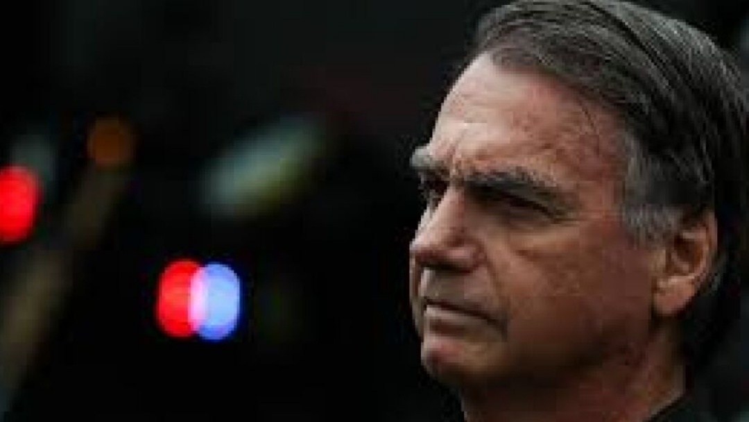 M&eacute;dico diz que cirurgia de Jair Bolsonaro no Natal deve durar de tr&ecirc;s a quatro horas  