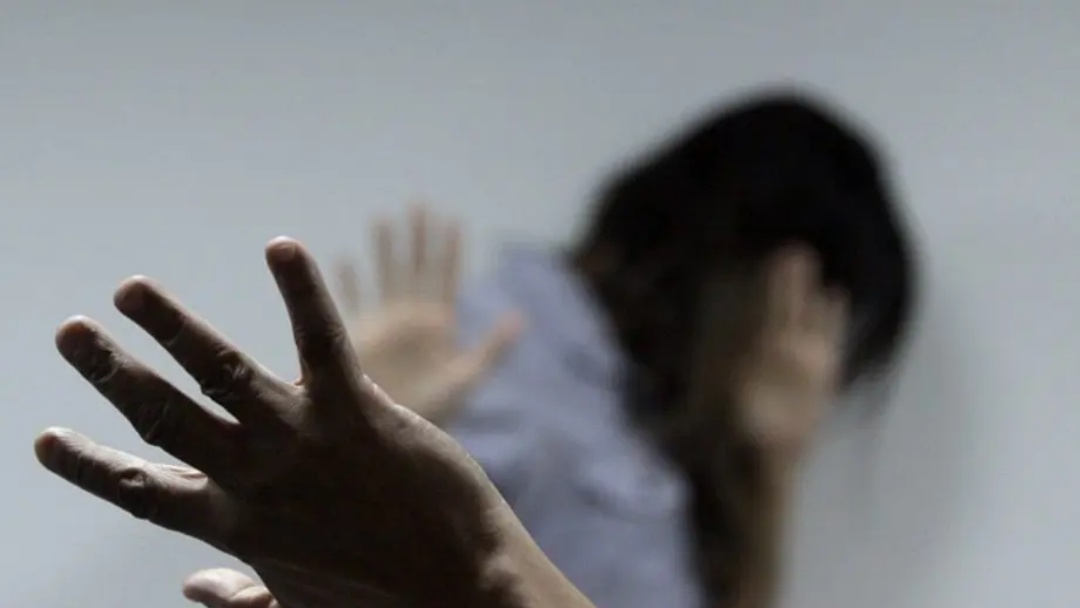 Ap&oacute;s anos de relacionamento abusivo, homem amea&ccedil;a matar namorada com faca em Dourados