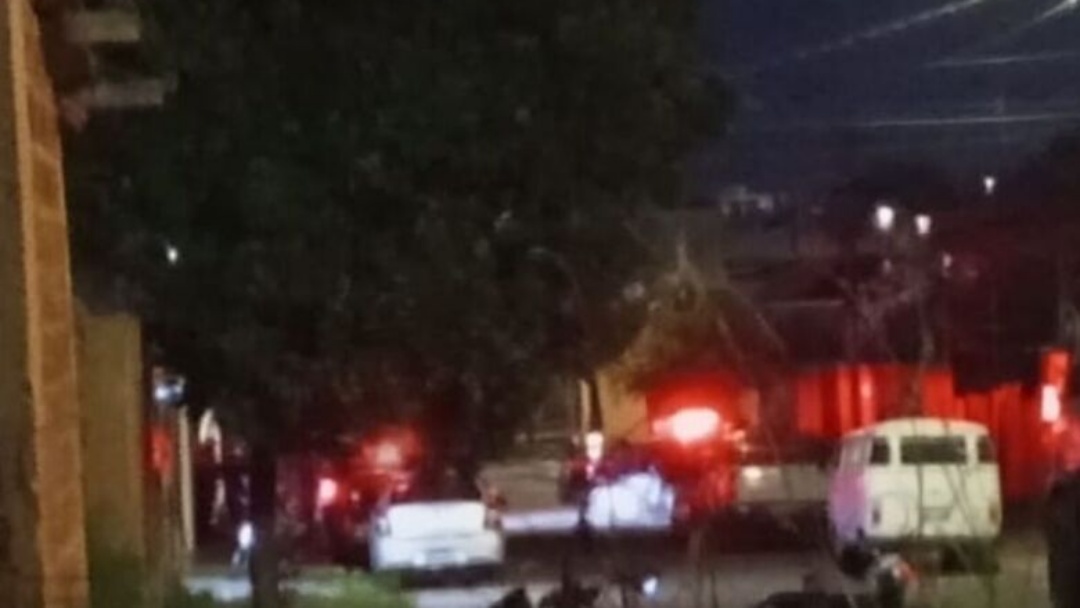 Mulher &eacute; encontrada morta e pol&iacute;cia encontra marcas de sangue em casa