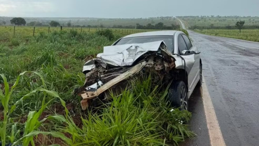 Crian&ccedil;a fica em estado grave ap&oacute;s acidente entre carro e carreta na MS-040
