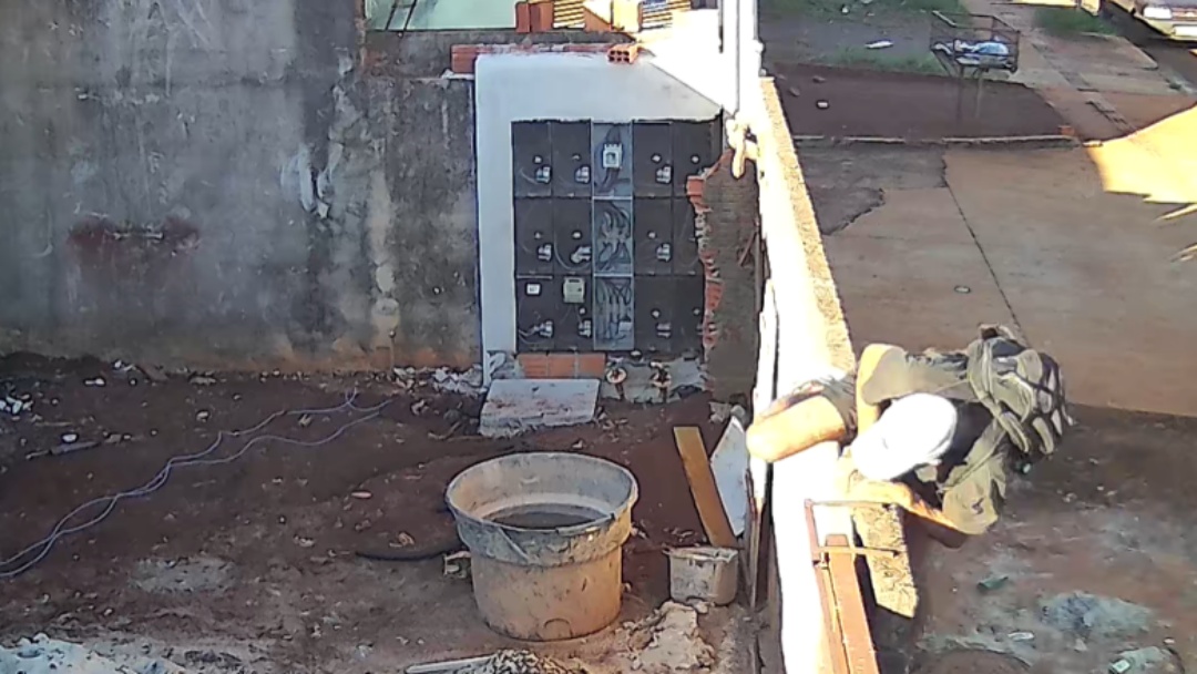Homem pula muro para furtar R$ 15 mil em fia&ccedil;&atilde;o de obra