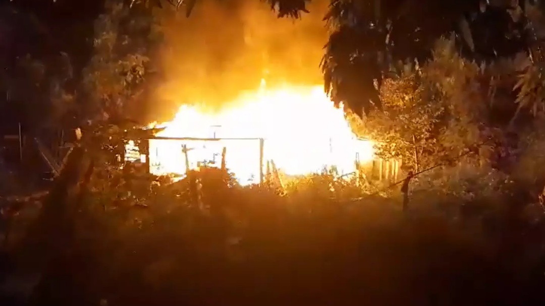 Inc&ecirc;ndio destr&oacute;i casa e moradora suspeita que ex-marido tenha ateado fogo