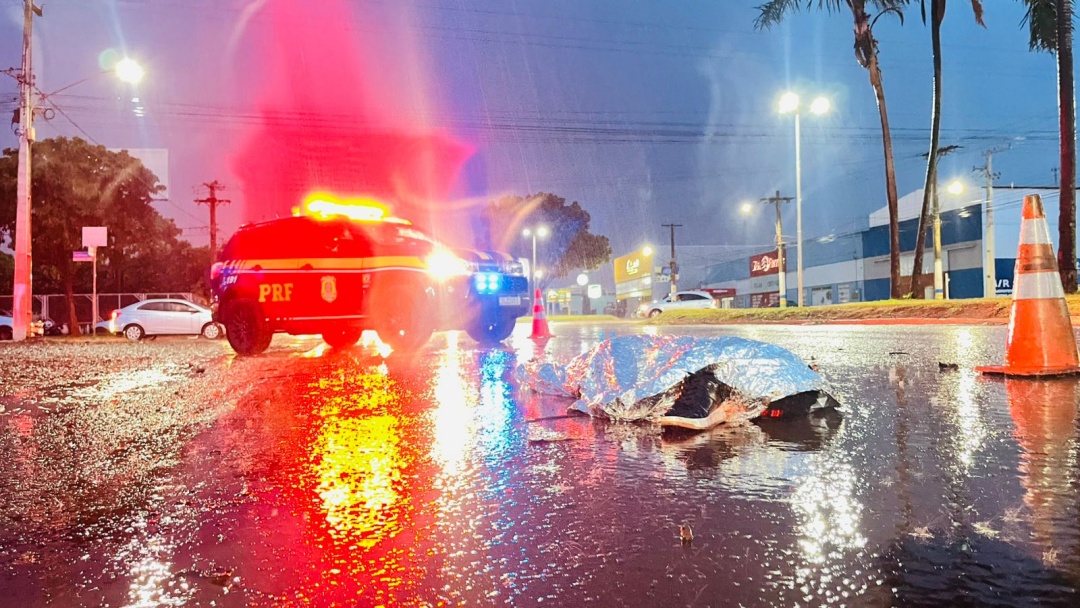 Fam&iacute;lia aguarda quase cinco horas por remo&ccedil;&atilde;o de motociclista morto em Sidrol&acirc;ndia