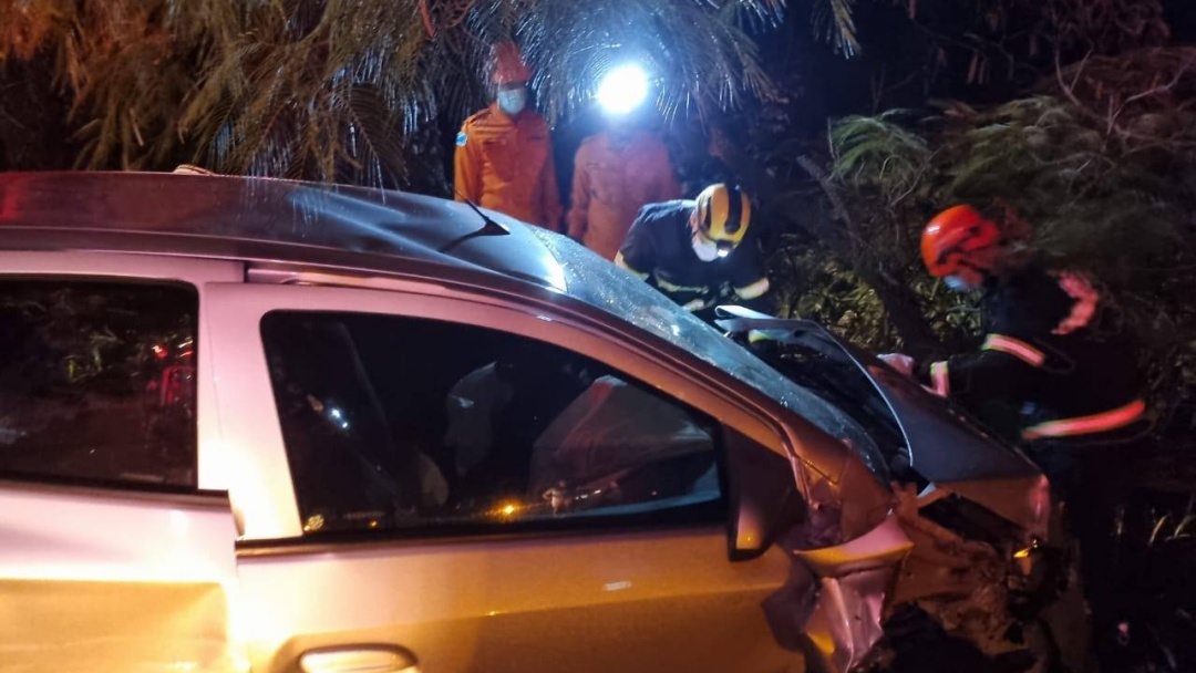Acidente entre carros deixa 1 pessoa morta e outras 2 feridas