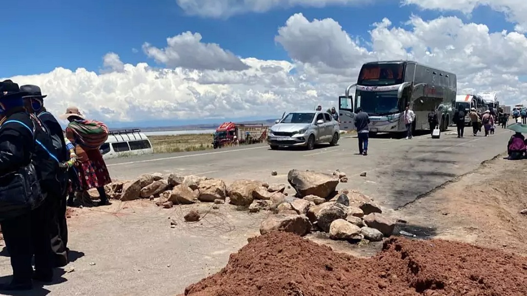 Fam&iacute;lia de Sidrol&acirc;ndia est&aacute; retida na Bol&iacute;via h&aacute; seis dias ap&oacute;s bloqueios impedirem viagem a Machu Picchu