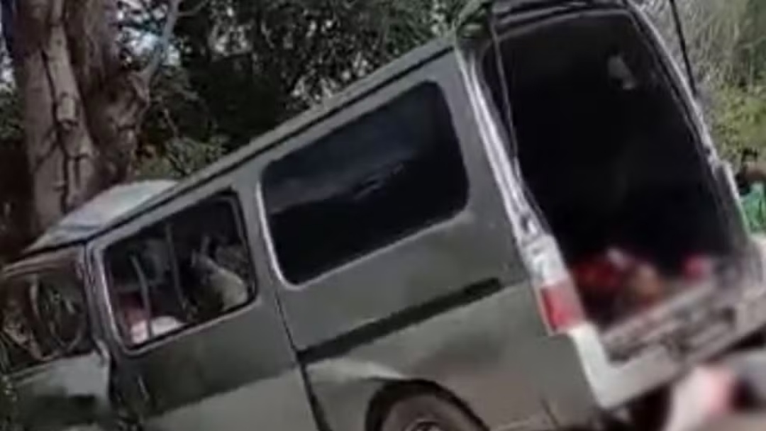 Acidente em van deixa 12 mortos da mesma fam&iacute;lia 