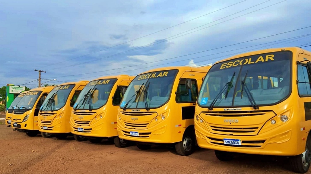Prefeitura assina contratos do transporte escolar que passa a ter s&oacute; 16,6% de linhas terceirizadas