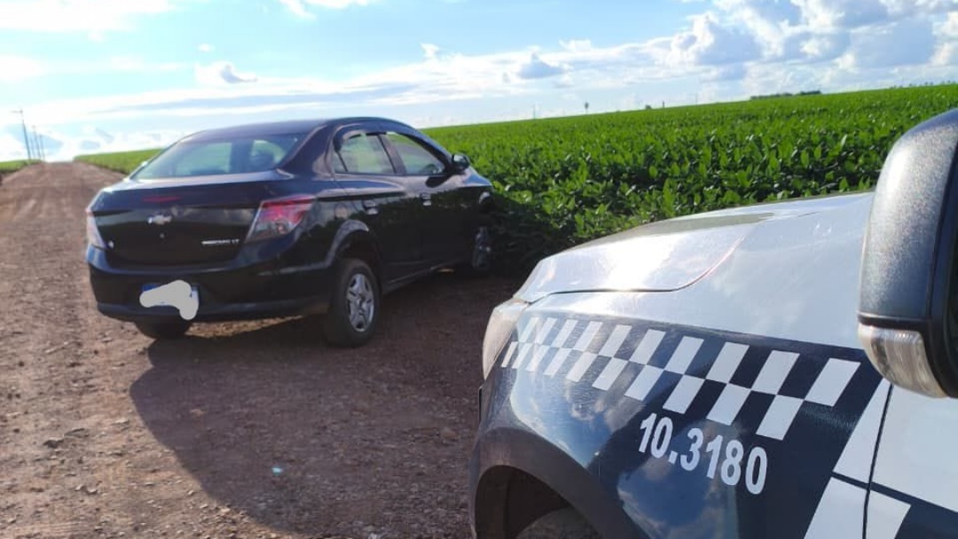 Criminosos se passam por policiais, roubam carro e ve&iacute;culo &eacute; encontrado abandonado 