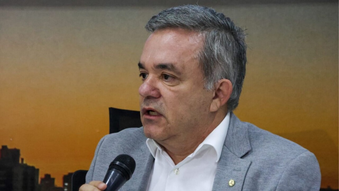 Tarifa de Trump contra o Irã é autoritária, diz Vander Loubet