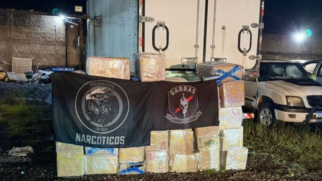 Quase uma tonelada de maconha &eacute; apreendida em caminh&atilde;o de alimentos