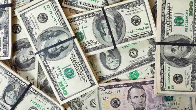 O d&oacute;lar &agrave; vista iniciou o dia em queda de 0,08%, cotado a R$ 5,37