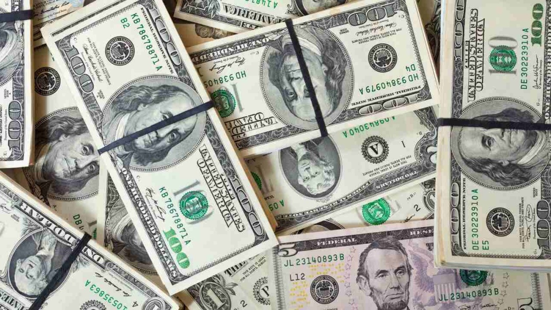O d&oacute;lar &agrave; vista iniciou o dia em queda de 0,08%, cotado a R$ 5,37
