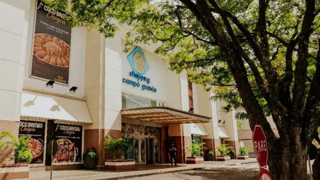 Confus&atilde;o em shopping: mulher em surto perturba clientes, resiste &agrave; pris&atilde;o e fere PM com mordida