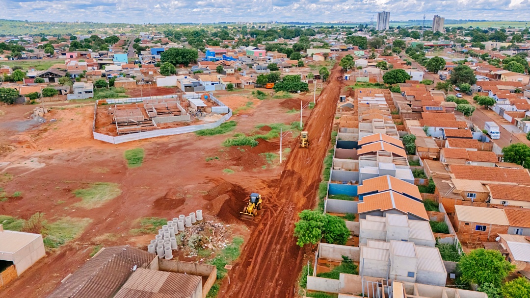 Prefeitura retoma pavimenta&ccedil;&atilde;o da Rua Adriano Ximenes, parada desde 2023