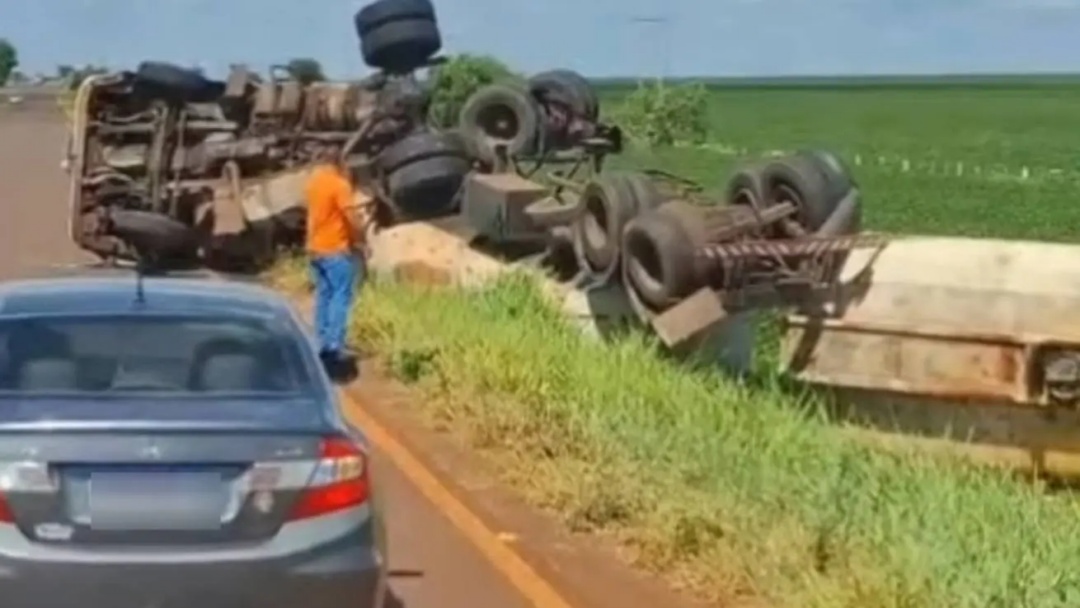 Carreta com &oacute;leo vegetal tomba na BR-463
