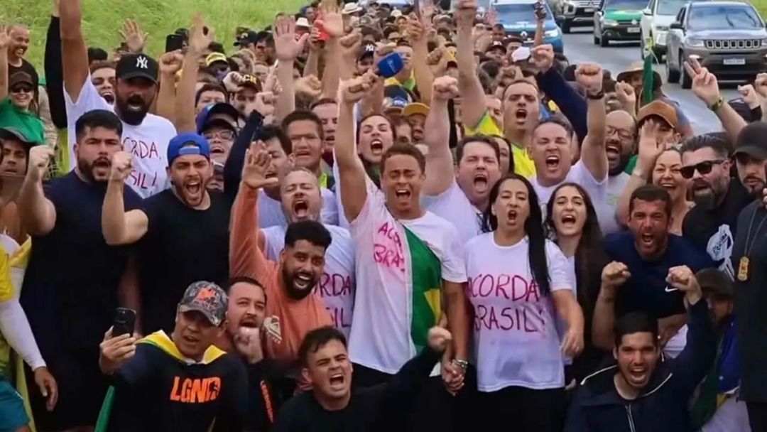 Raio cai e deixa feridos durante manifesta&ccedil;&atilde;o em Bras&iacute;lia