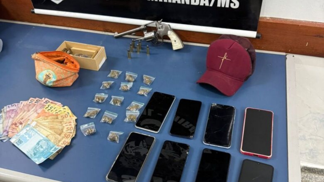 Polícia prende suspeitos de homicídio em praça pública; dois seguem foragidos