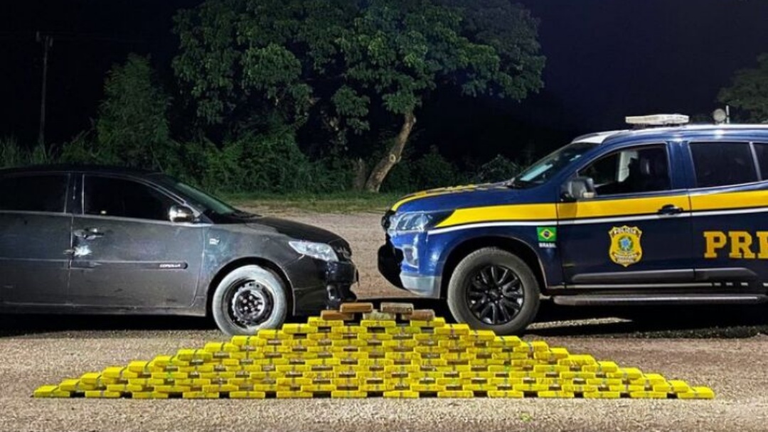 Ap&oacute;s persegui&ccedil;&atilde;o pol&iacute;cia apreende ve&iacute;culo com 111 quilos de coca&iacute;na