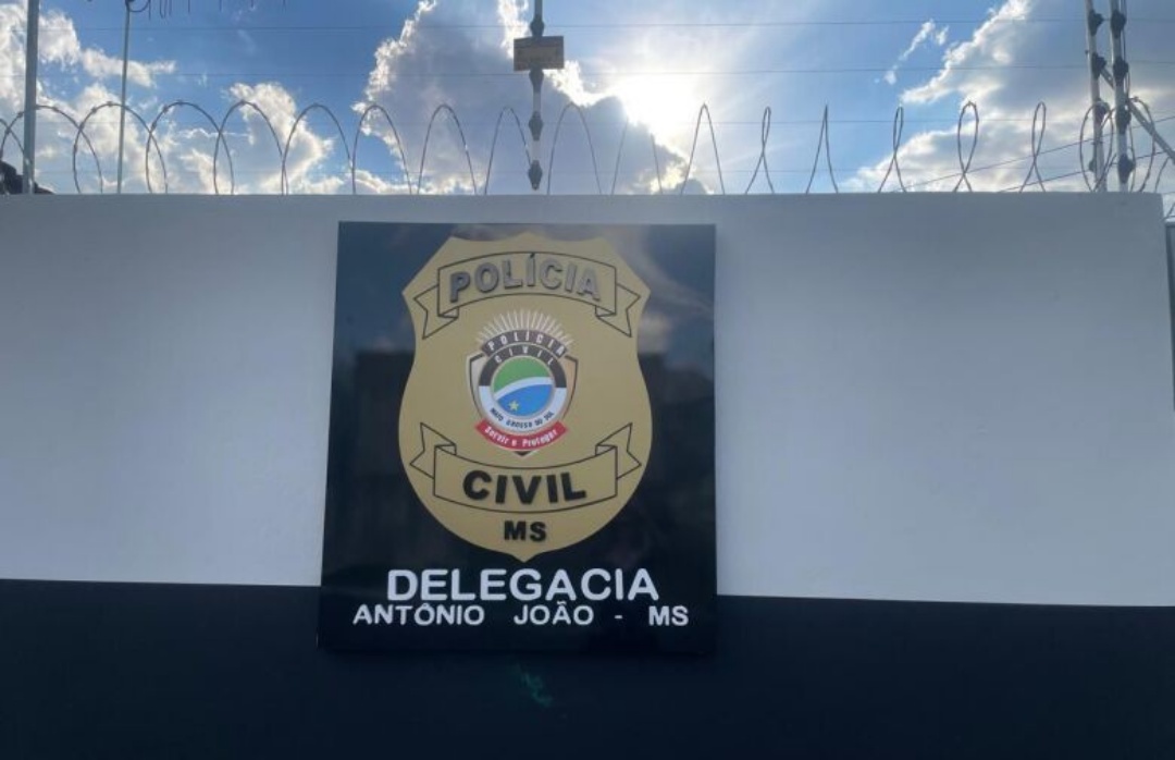 Professor &eacute; preso acusado de abusar de alunas de sete anos de idade