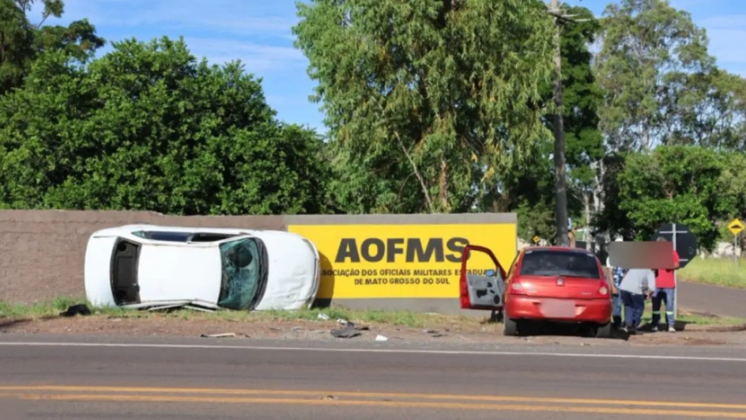 Carro capota tr&ecirc;s vezes e tomba em muro durante tentativa de convers&atilde;o na BR-163