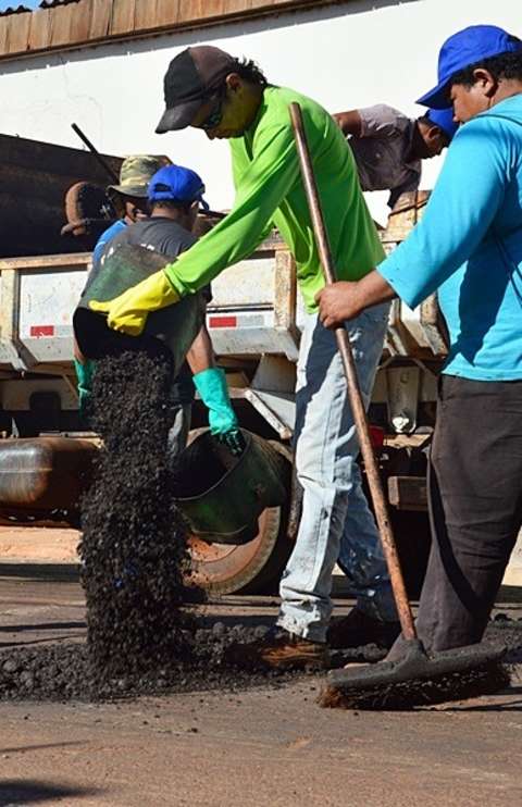 Prefeitura assume tapa-buracos da Sanesul e pretende reduzir para 4 dias tempo de reparo das vias