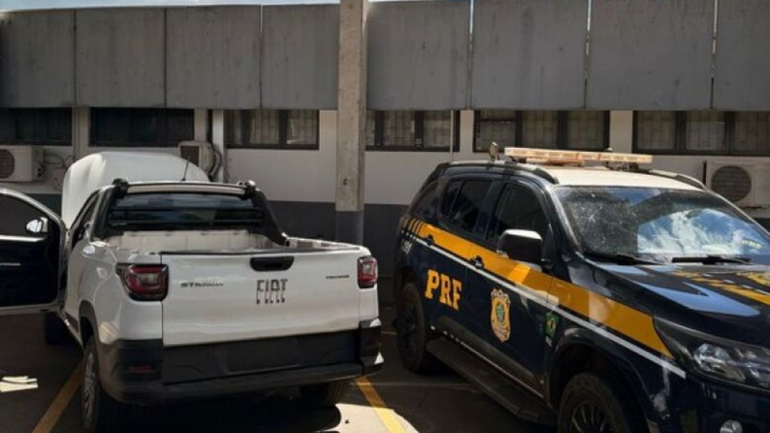 Mulher &eacute; presa com mais de 100 kg de droga em carro clonado